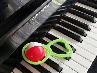 Как играть с погремушкой?