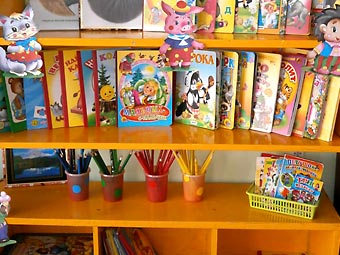 Как дома создать детский книжный уголок?