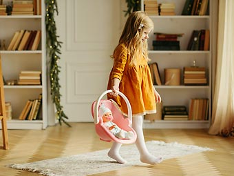 Девочка и куклы