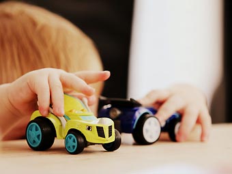 Какую игрушку подарить ребенку с аутизмом?