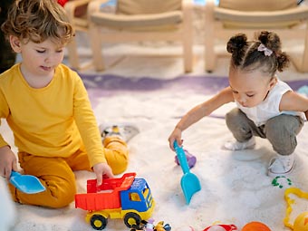 Как научить ребенка делиться с другими?