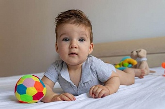 Как играть с малышами от рождения до 2 лет